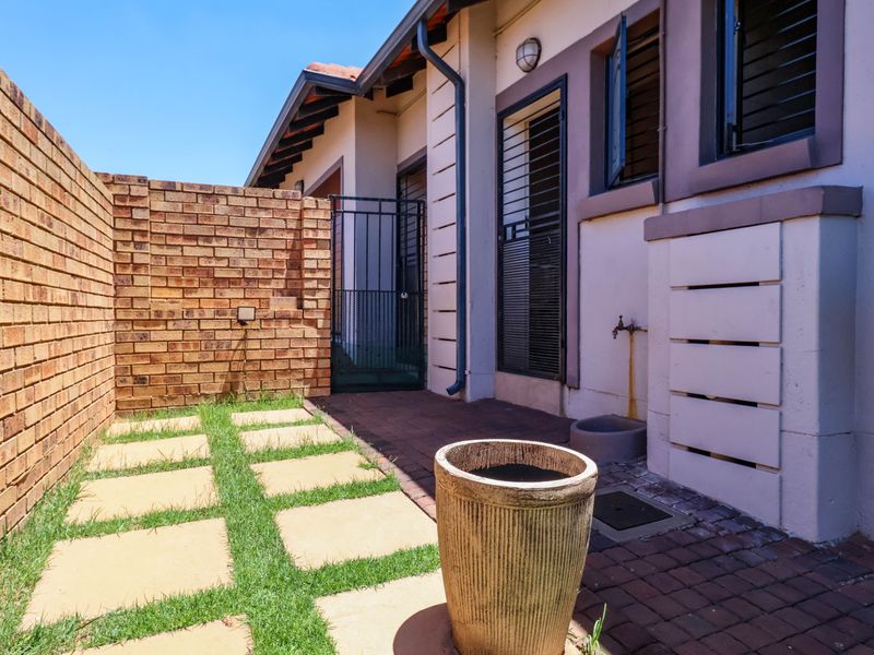 Perfect for family living and convenience! - Photo 6