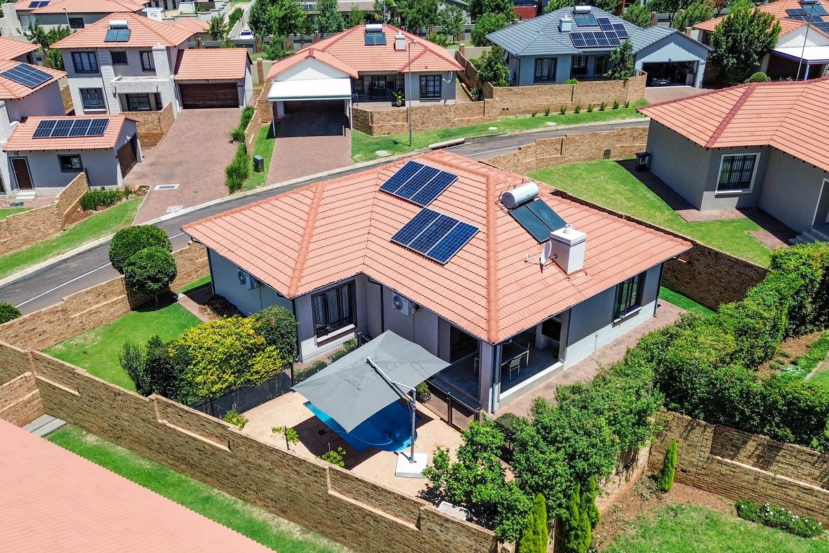 Perfect for family living and convenience! - Photo 4