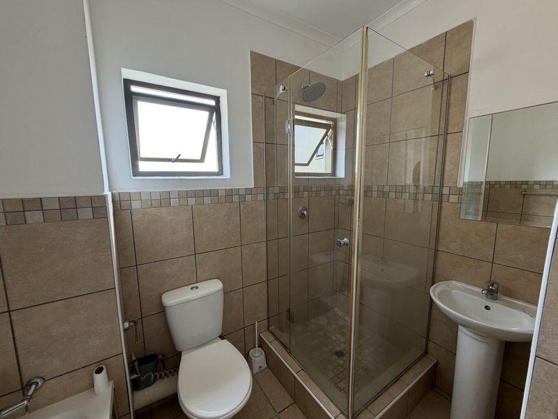 Stunning 2-bedroom apartment for sale in Barbeque Downs, Midrand—modern living in a prime location! - Photo 4