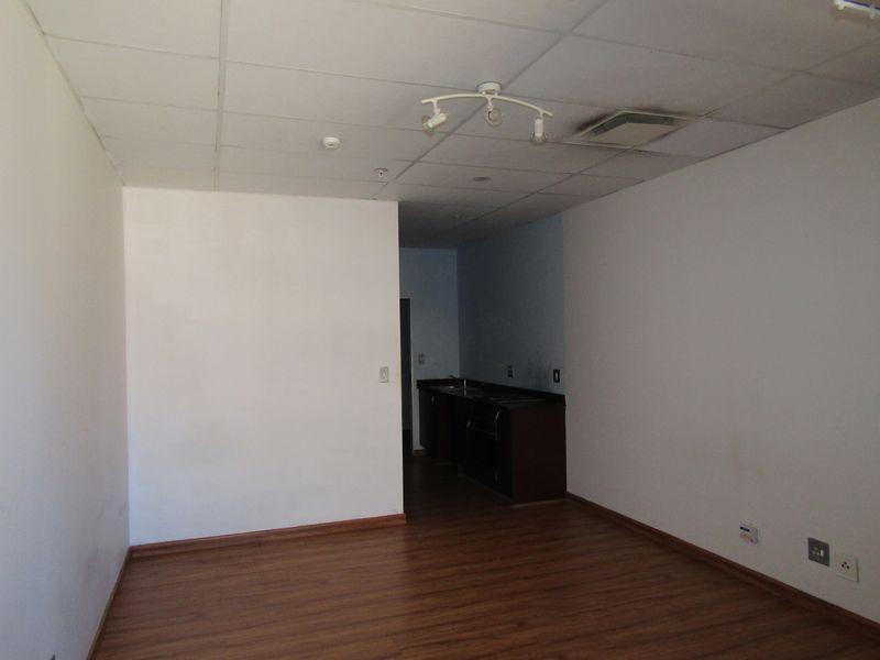 BARGAIN: RENT EXCLUDES WATER AND ELECTRICITY!!! - Photo 3