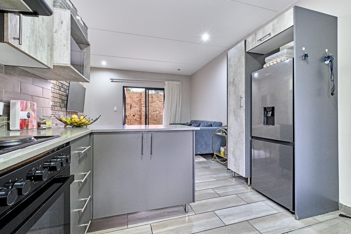 2 Bedroom Apartment For Sale in Kensington B, Randburg - Photo 3