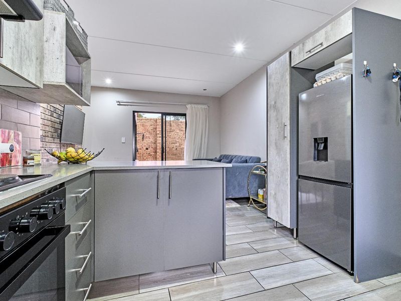 2 Bedroom Apartment For Sale in Kensington B, Randburg - Photo 3