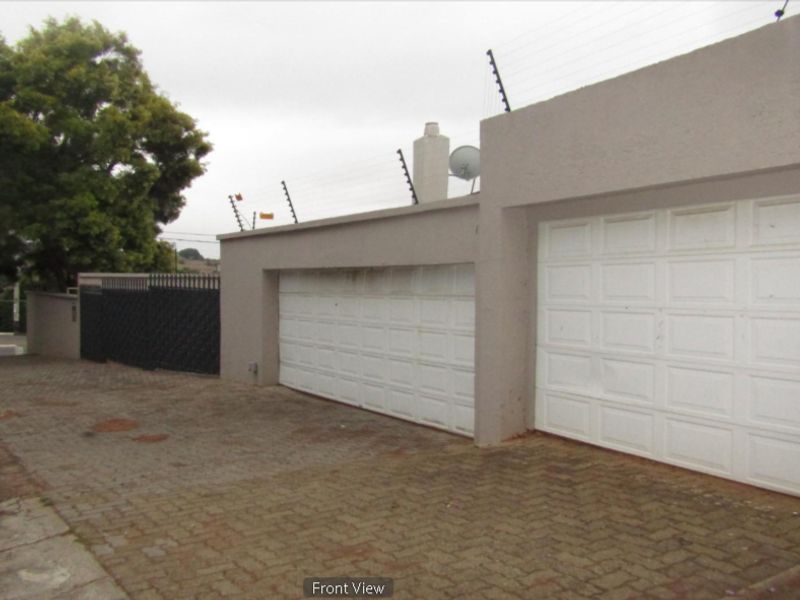 **Property Overview: Charming Family Home in the Heart of Melville** - Photo 8