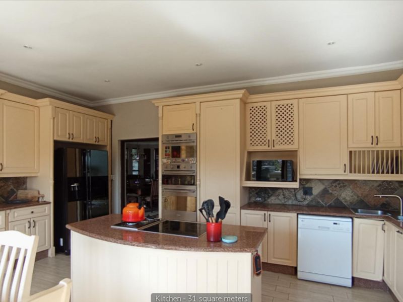 Charming 3-bedroom house for sale in Maroeladal, Randburg—perfect for families and investors alike! - Photo 6