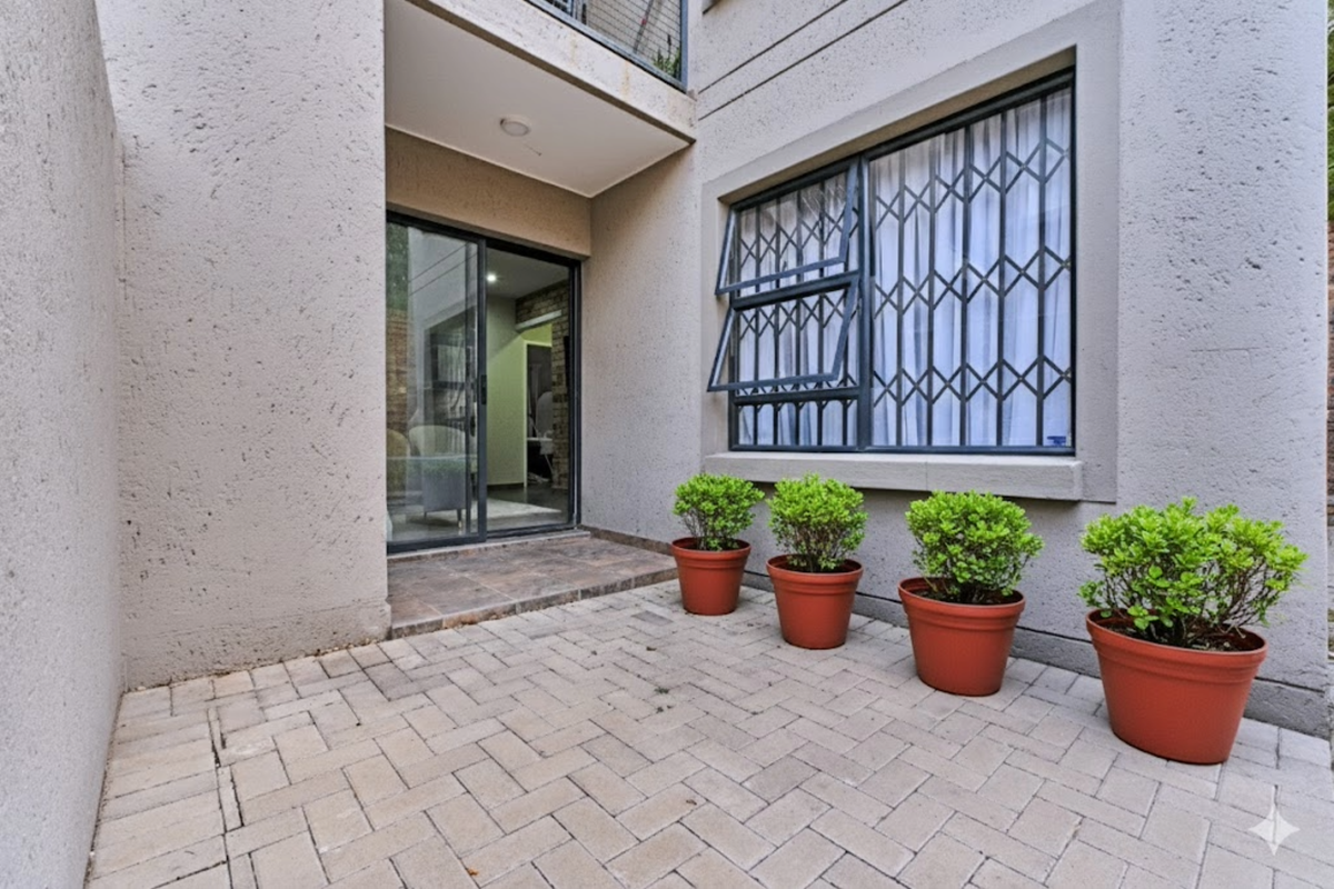 ! JUST LISTED ! - Secure Modern Living in Kensington B! - Photo 2