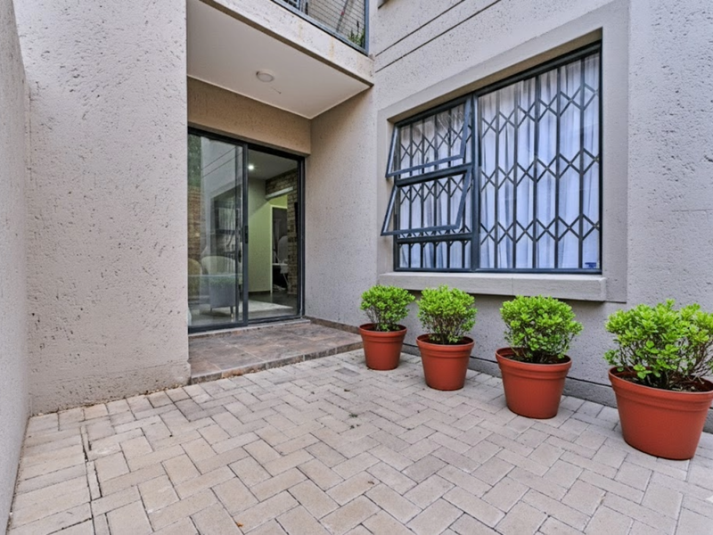 ! JUST LISTED ! - Secure Modern Living in Kensington B! - Photo 2