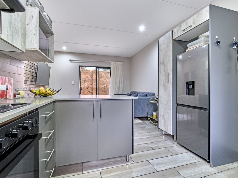 ! JUST LISTED ! - Secure Modern Living in Kensington B! - Photo 9