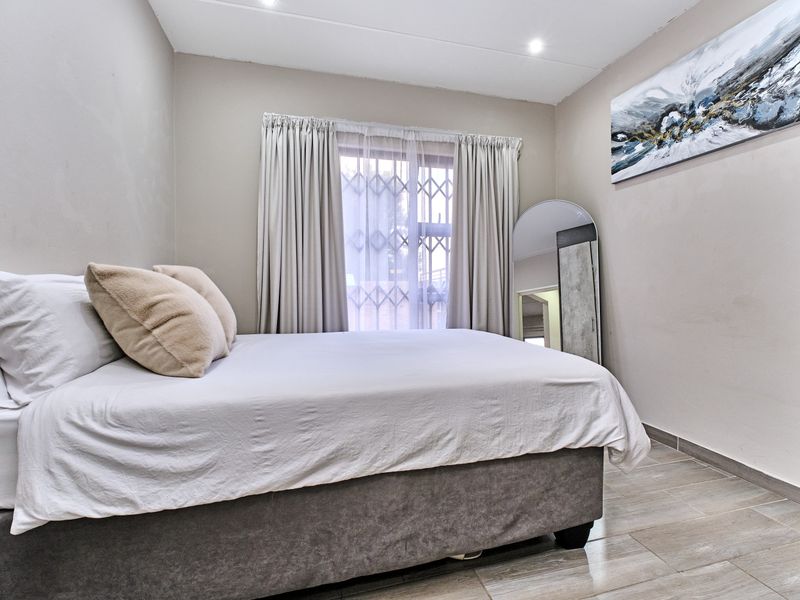 ! JUST LISTED ! - Secure Modern Living in Kensington B! - Photo 10