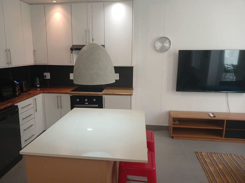 Stunning 2-bedroom furnished apartment to let in Sandhurst, Sandton — North Facing! - Photo 4