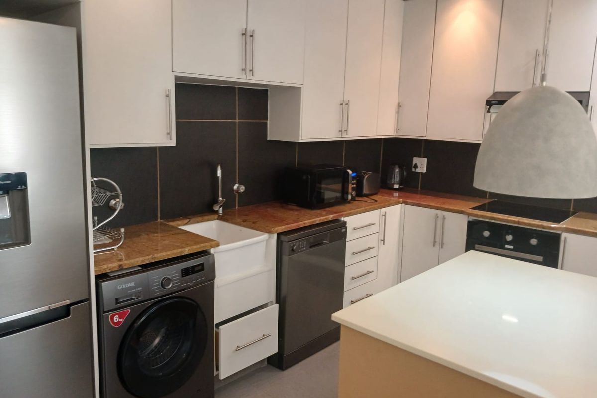 Stunning 2-bedroom furnished apartment to let in Sandhurst, Sandton — North Facing! - Photo 2