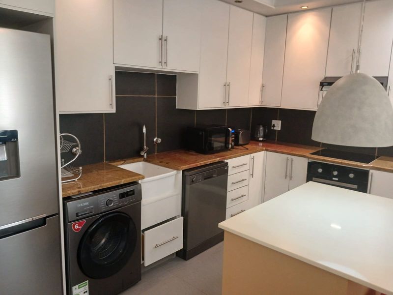 Stunning 2-bedroom furnished apartment to let in Sandhurst, Sandton — North Facing! - Photo 2