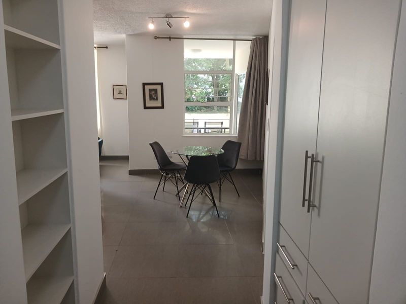 Stunning 2-bedroom furnished apartment to let in Sandhurst, Sandton — North Facing! - Photo 9