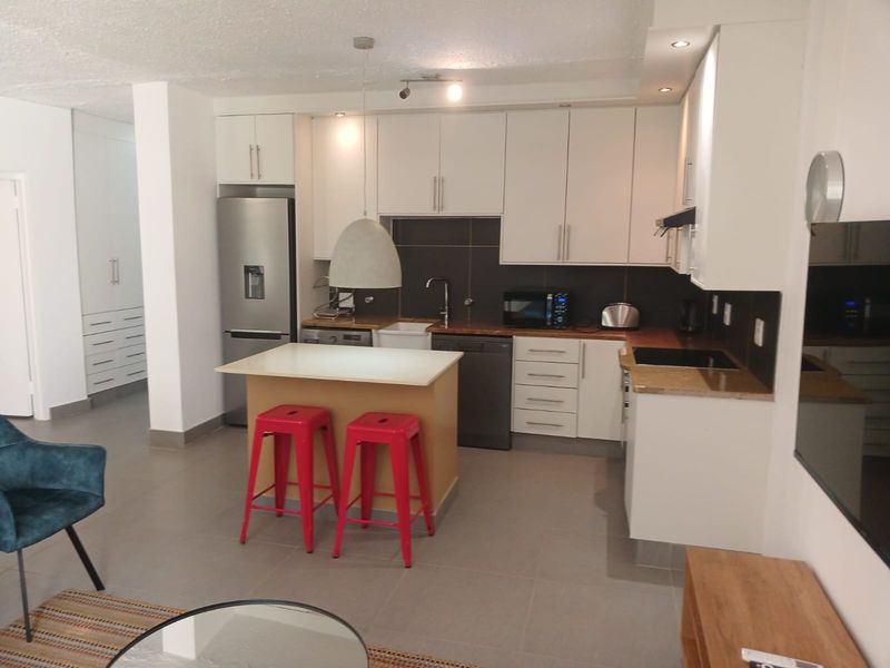 Stunning 2-bedroom furnished apartment to let in Sandhurst, Sandton — North Facing! - Photo 7