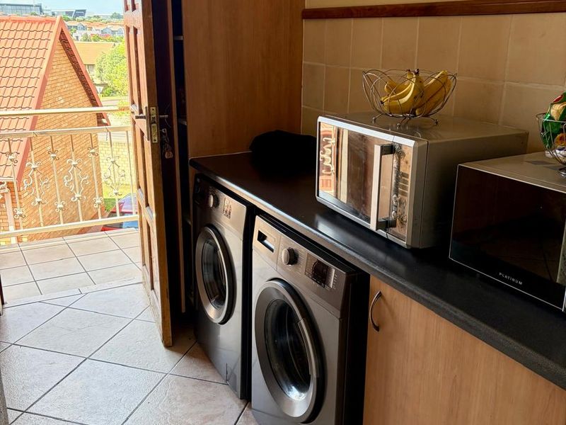 Lock up and Go - Security Estate! - Photo 4