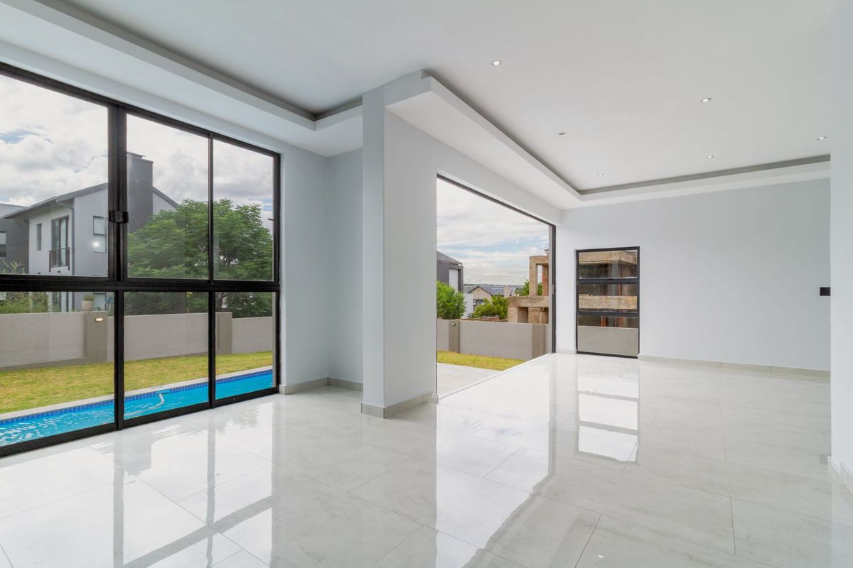 5 Bedroom, 5 Bathroom House- Waterfall Country Estate - Photo 5