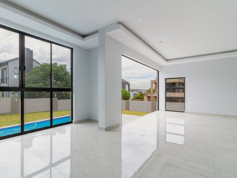 5 Bedroom, 5 Bathroom House- Waterfall Country Estate - Photo 5