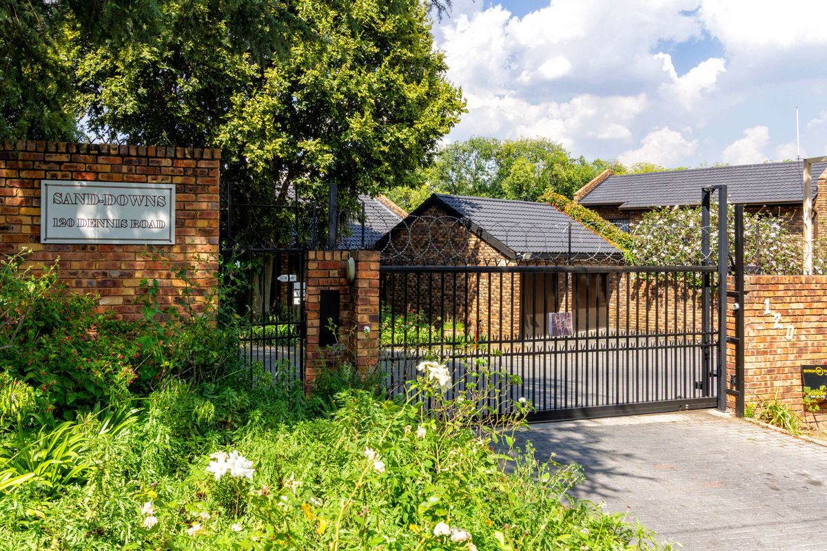 A SOLID INVESTMENT IN VERY CENTRAL POSITION - Photo 2