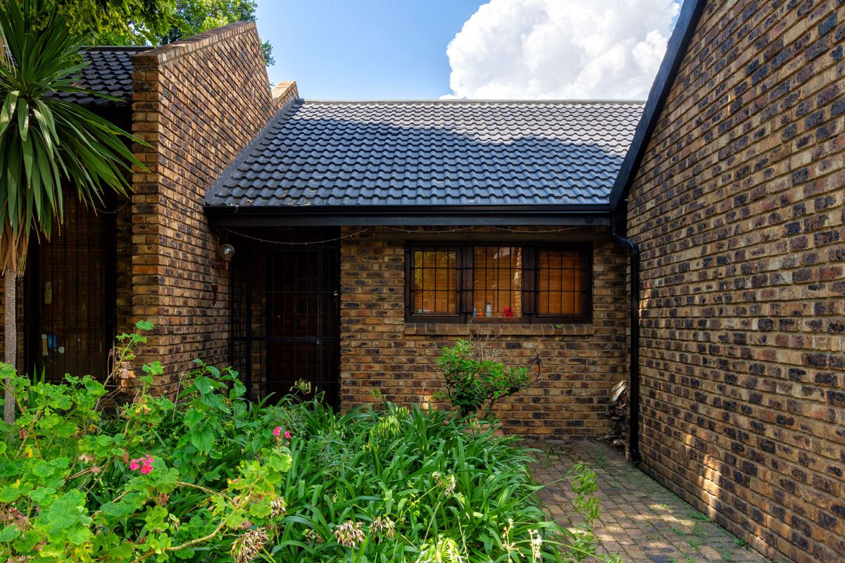 A SOLID INVESTMENT IN VERY CENTRAL POSITION - Photo 3