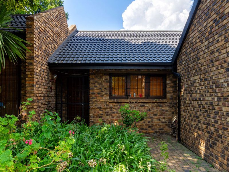 A SOLID INVESTMENT IN VERY CENTRAL POSITION - Photo 3