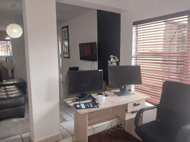 Apartment For Sale In Randburg - Photo 6