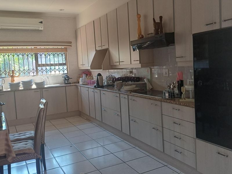 Stunning 5-bedroom freehold home in Winchester Hills, Johannesburg—perfect for family living and ent - Photo 3