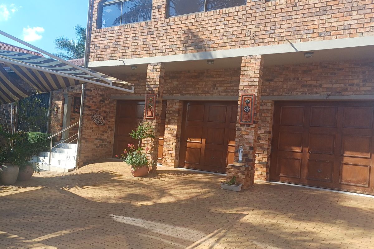 Stunning 5-bedroom freehold home in Winchester Hills, Johannesburg—perfect for family living and ent - Photo 2