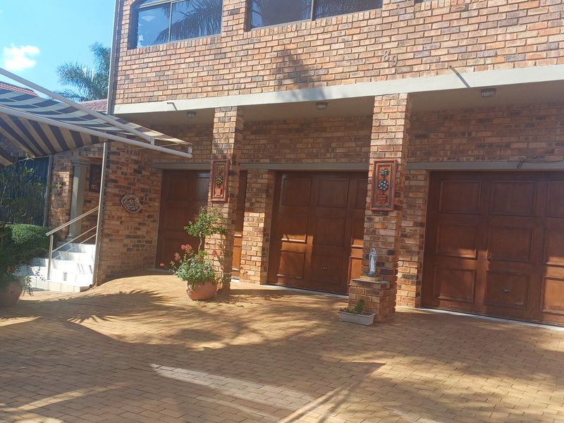 Stunning 5-bedroom freehold home in Winchester Hills, Johannesburg—perfect for family living and ent - Photo 2