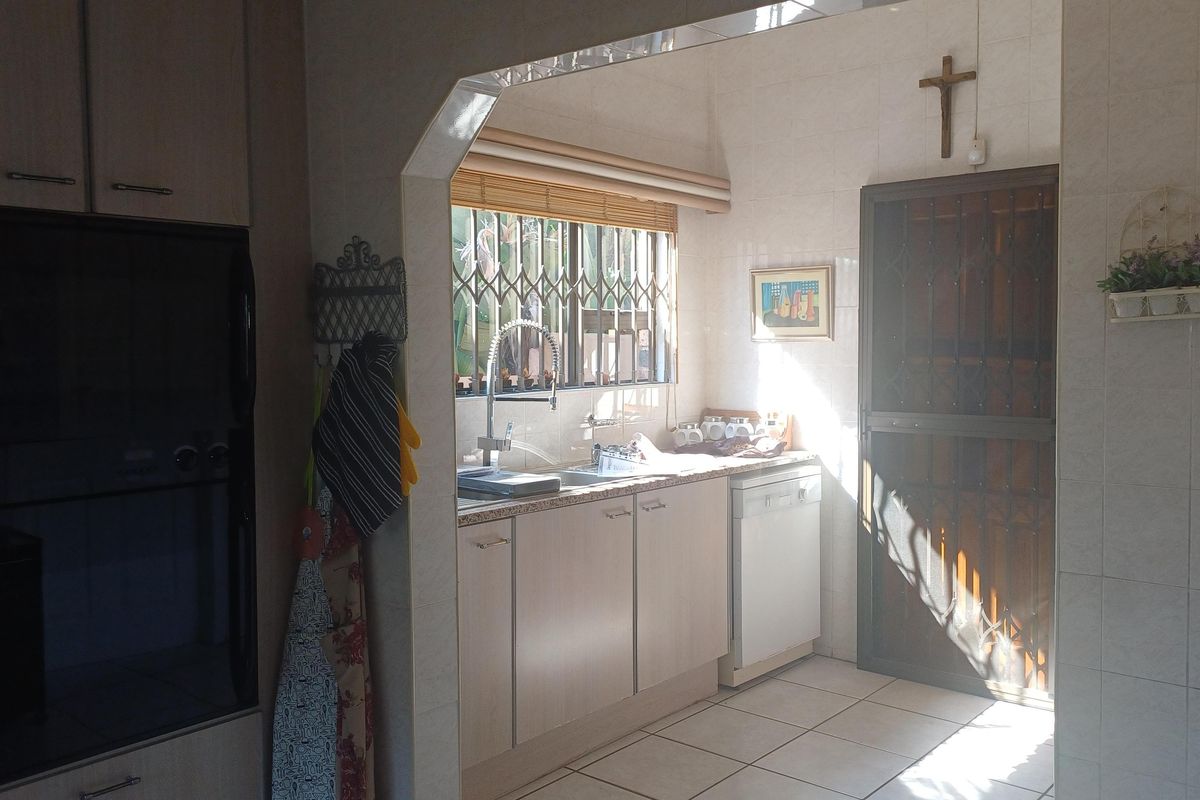 Stunning 5-bedroom freehold home in Winchester Hills, Johannesburg—perfect for family living and ent - Photo 4