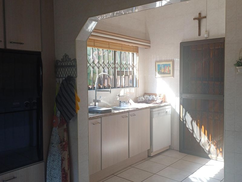 Stunning 5-bedroom freehold home in Winchester Hills, Johannesburg—perfect for family living and ent - Photo 4