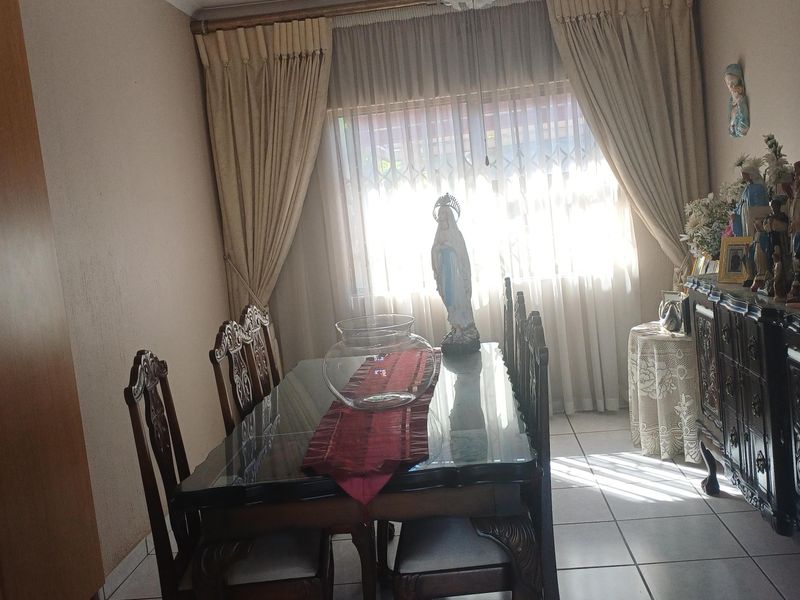 Stunning 5-bedroom freehold home in Winchester Hills, Johannesburg—perfect for family living and ent - Photo 10