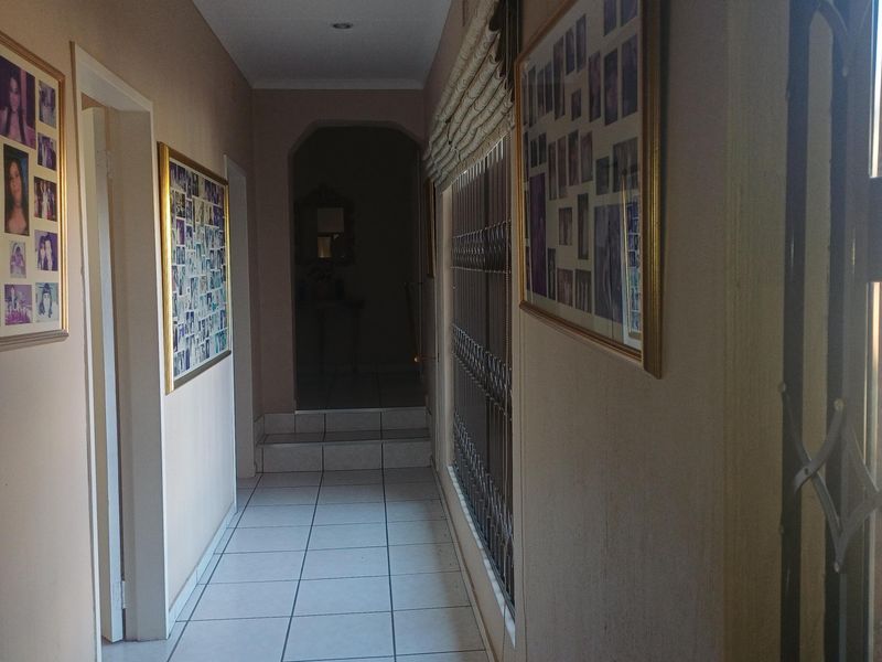 Stunning 5-bedroom freehold home in Winchester Hills, Johannesburg—perfect for family living and ent - Photo 8