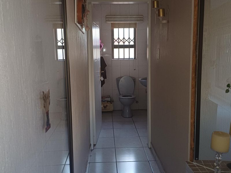 Stunning 5-bedroom freehold home in Winchester Hills, Johannesburg—perfect for family living and ent - Photo 9