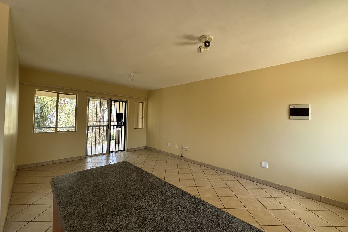 A neat 2  Bedroom 2 Bathroom Apartment With A Garage - Photo 2