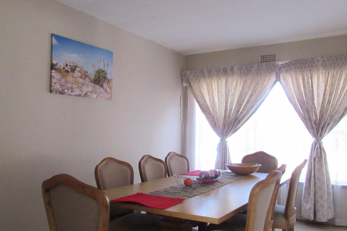 Spacious 4-bedroom family home for sale in sought-after Constantia Kloof. - Photo 5