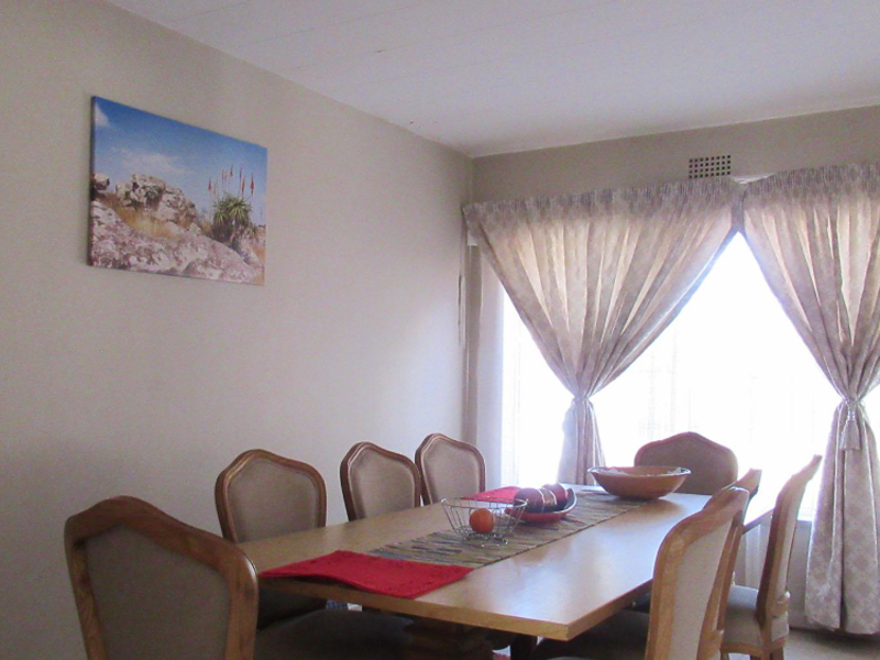 Spacious 4-bedroom family home for sale in sought-after Constantia Kloof. - Photo 5