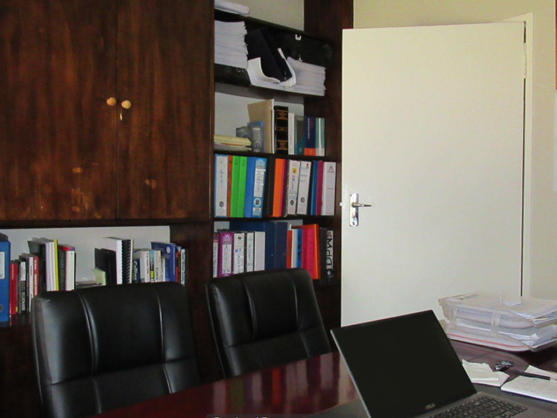 Spacious 4-bedroom family home for sale in sought-after Constantia Kloof. - Photo 10