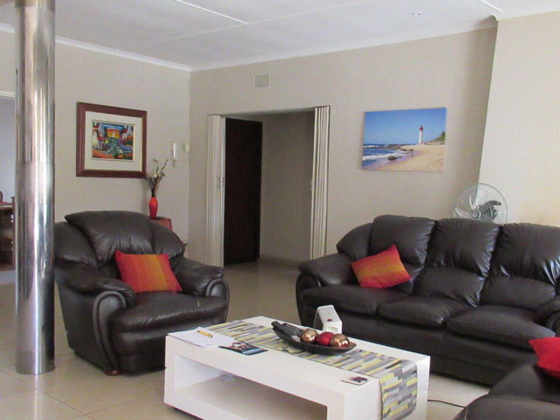 Spacious 4-bedroom family home for sale in sought-after Constantia Kloof. - Photo 9