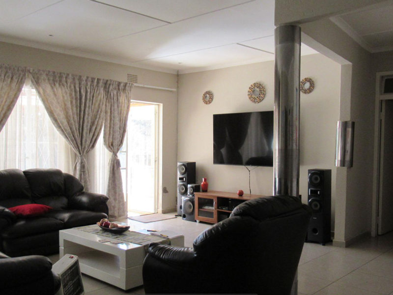 Spacious 4-bedroom family home for sale in sought-after Constantia Kloof. - Photo 8