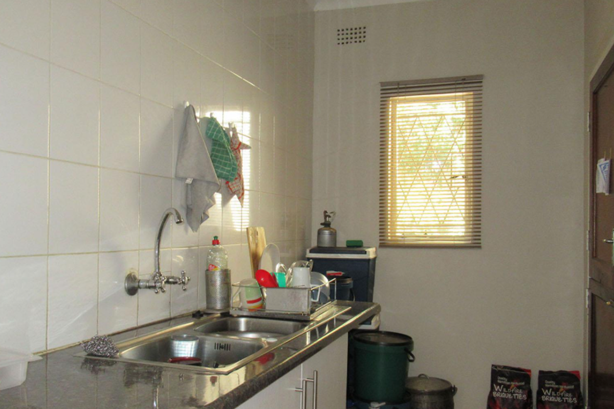 Spacious 4-bedroom family home for sale in sought-after Constantia Kloof. - Photo 4