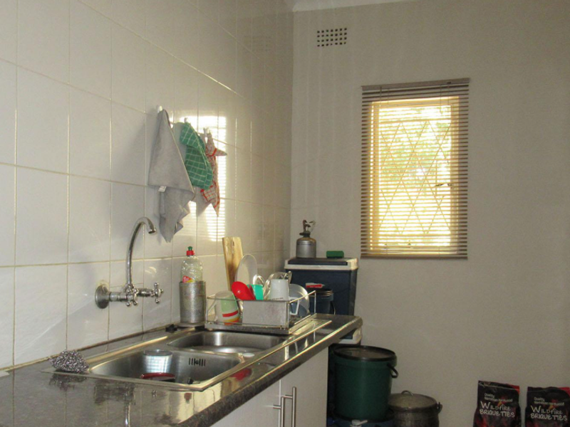 Spacious 4-bedroom family home for sale in sought-after Constantia Kloof. - Photo 4