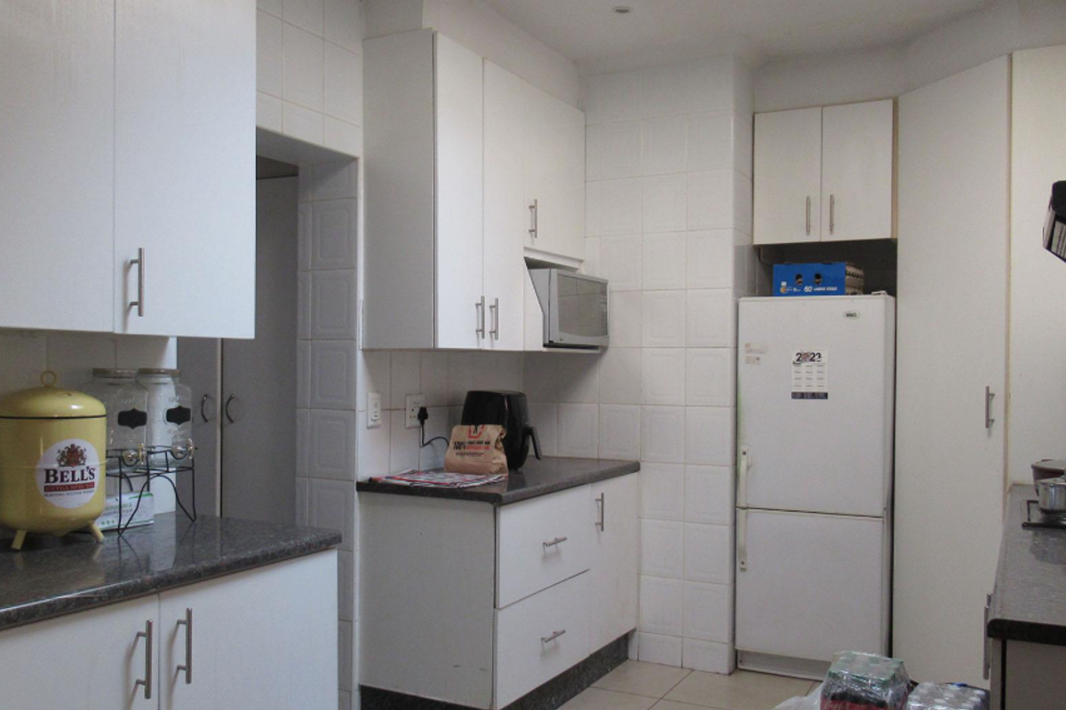 Spacious 4-bedroom family home for sale in sought-after Constantia Kloof. - Photo 2