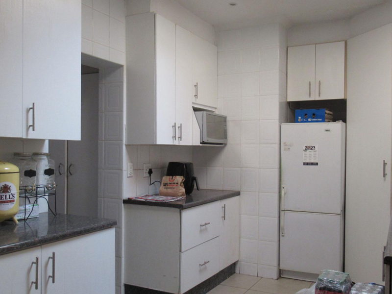 Spacious 4-bedroom family home for sale in sought-after Constantia Kloof. - Photo 2