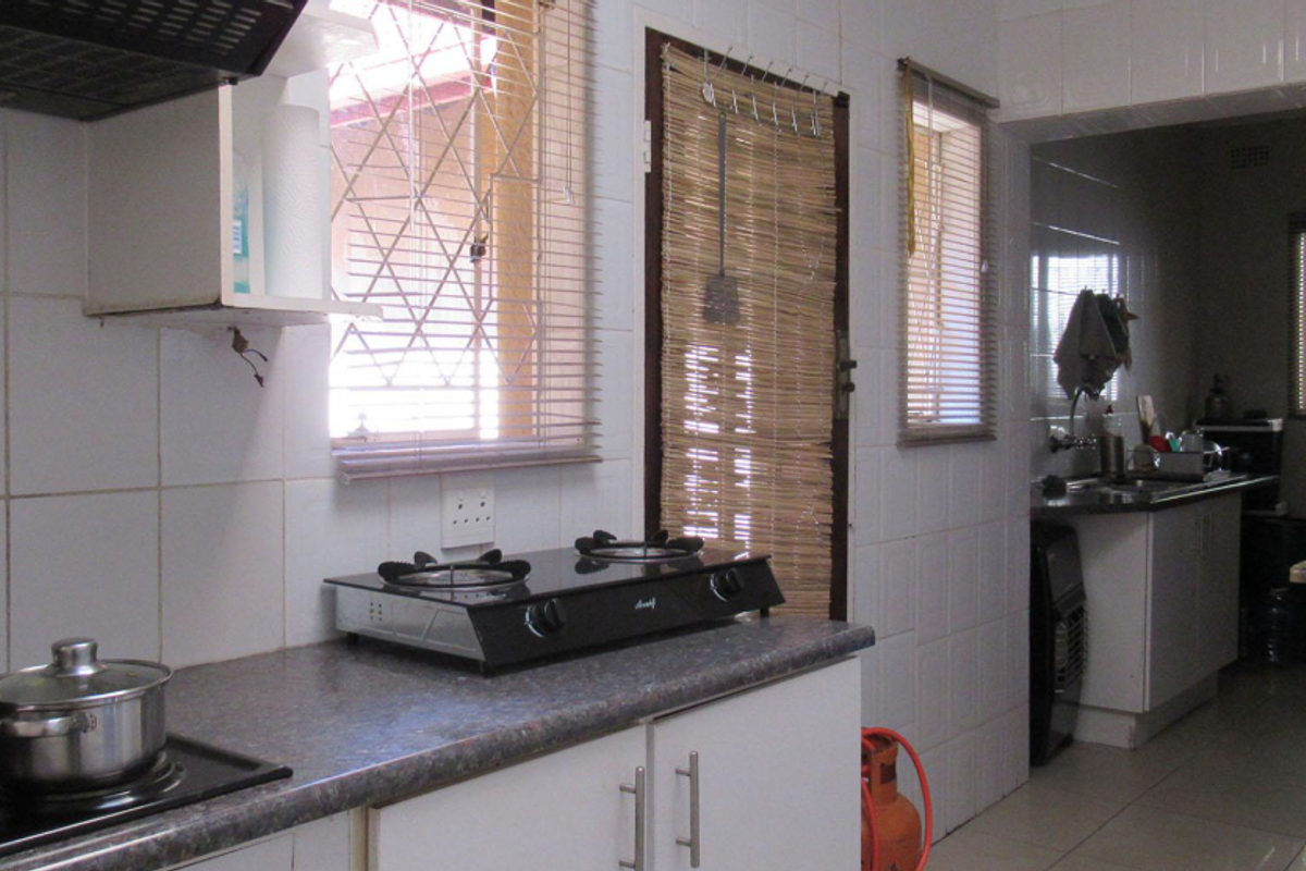 Spacious 4-bedroom family home for sale in sought-after Constantia Kloof. - Photo 3