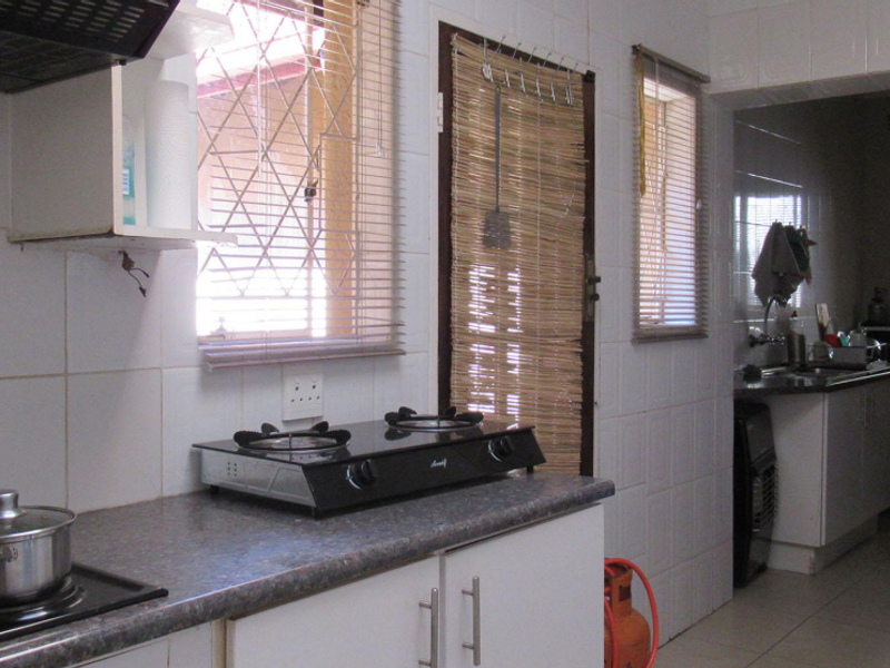 Spacious 4-bedroom family home for sale in sought-after Constantia Kloof. - Photo 3