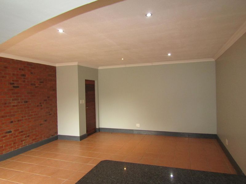 Apartment For Sale In Johannesburg - Photo 2