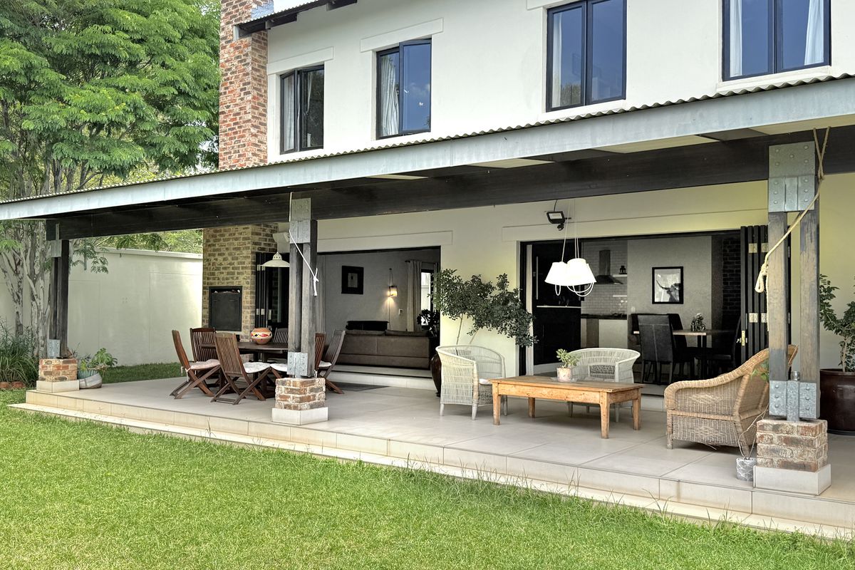 FARM-STYLE HOUSE IN DEVONSHIRE ENCLOSURE - Photo 3