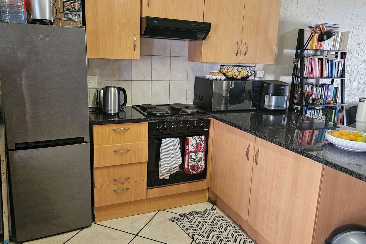 1 Bedroom, 1 Bathroom Garden Unit - Sunninghill - Photo 3