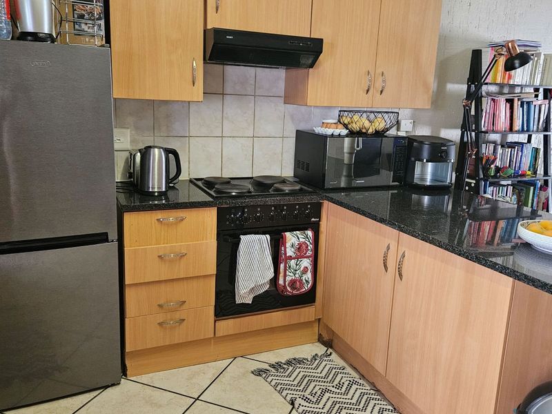1 Bedroom, 1 Bathroom Garden Unit - Sunninghill - Photo 3