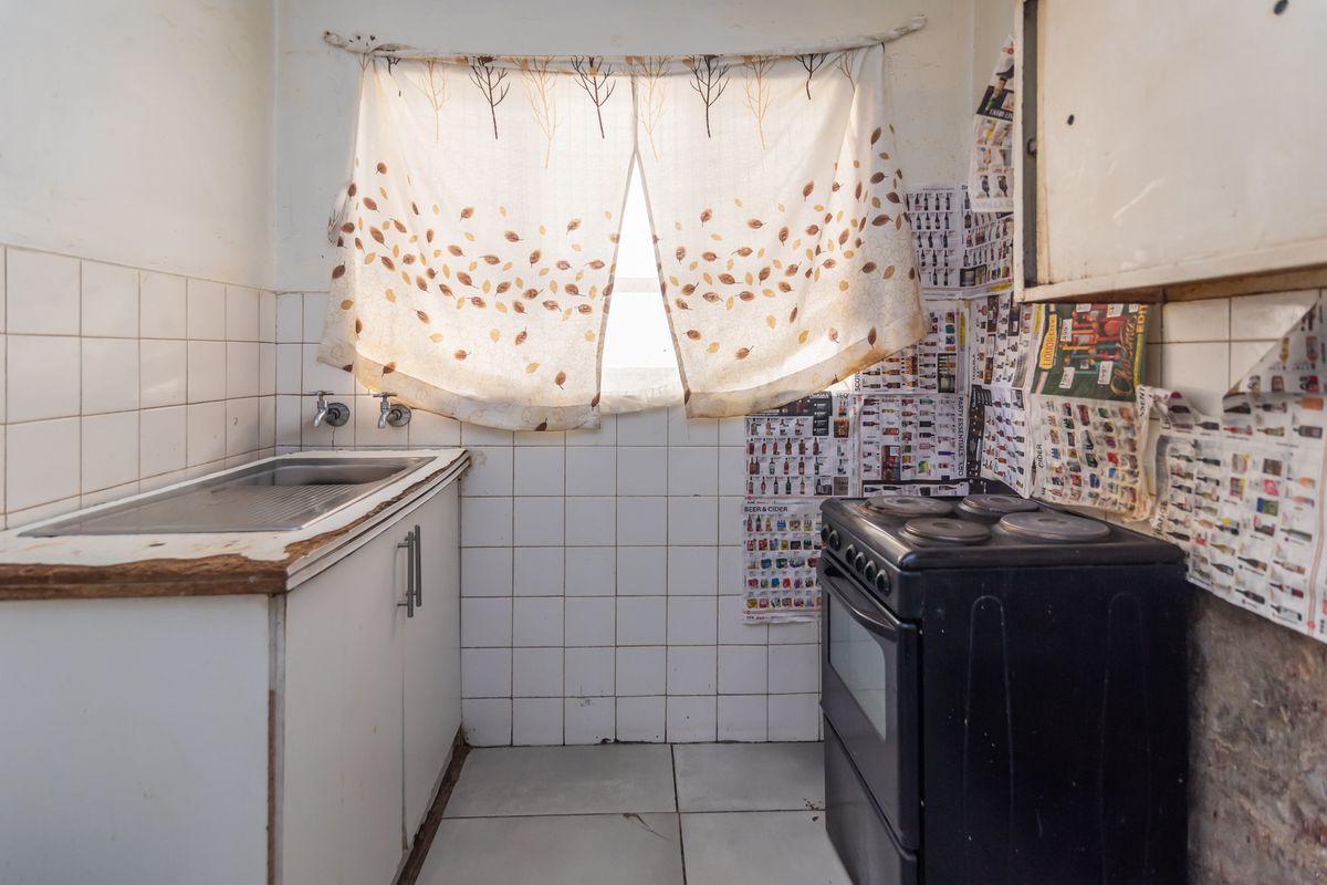 RENOVATION-READY APARTMENT OPPORTUNITY - Photo 4