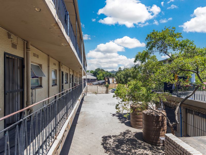 RENOVATION-READY APARTMENT OPPORTUNITY - Photo 8